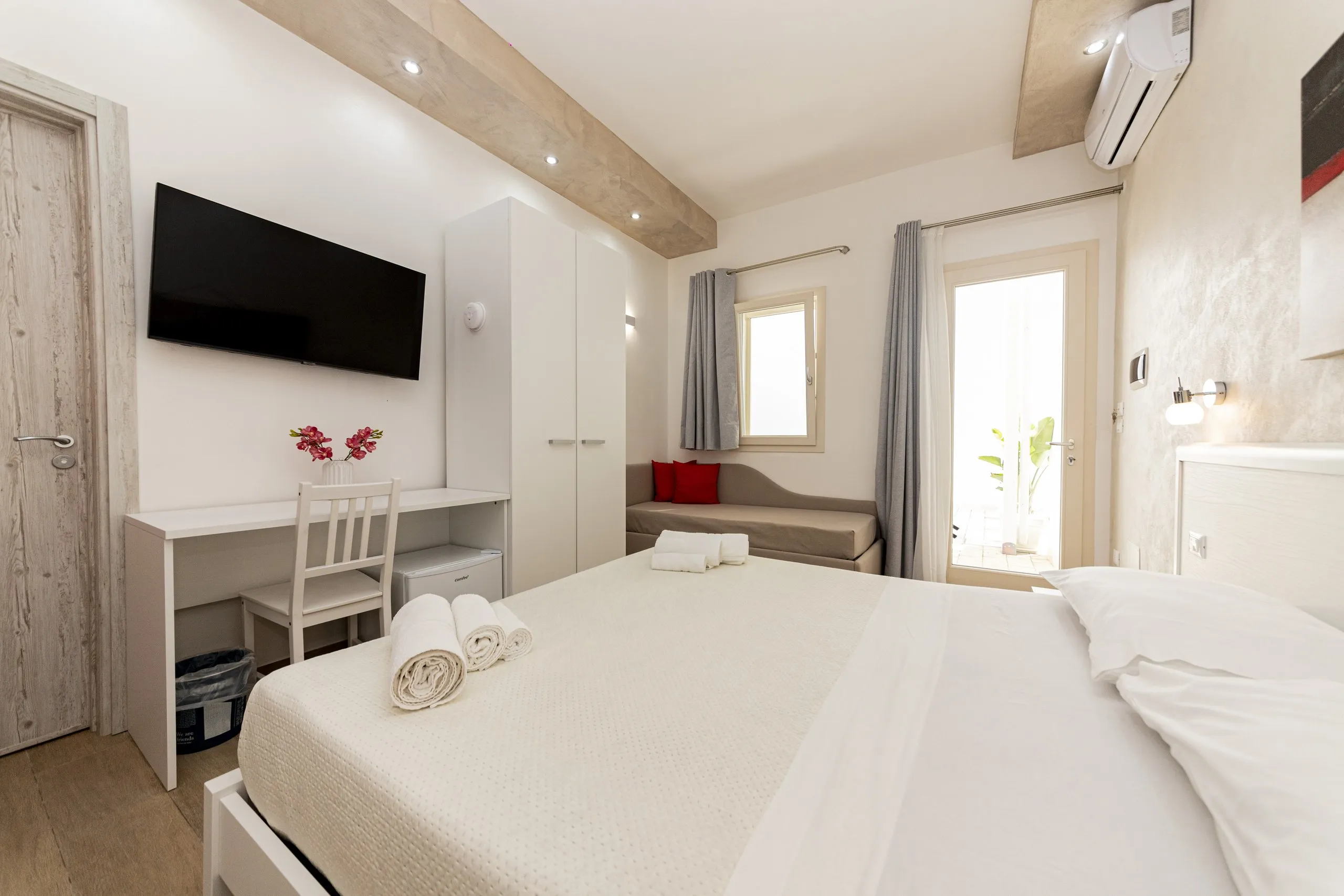 La Classic Room vista dall’ingresso, con la scrivania e la Smart TV