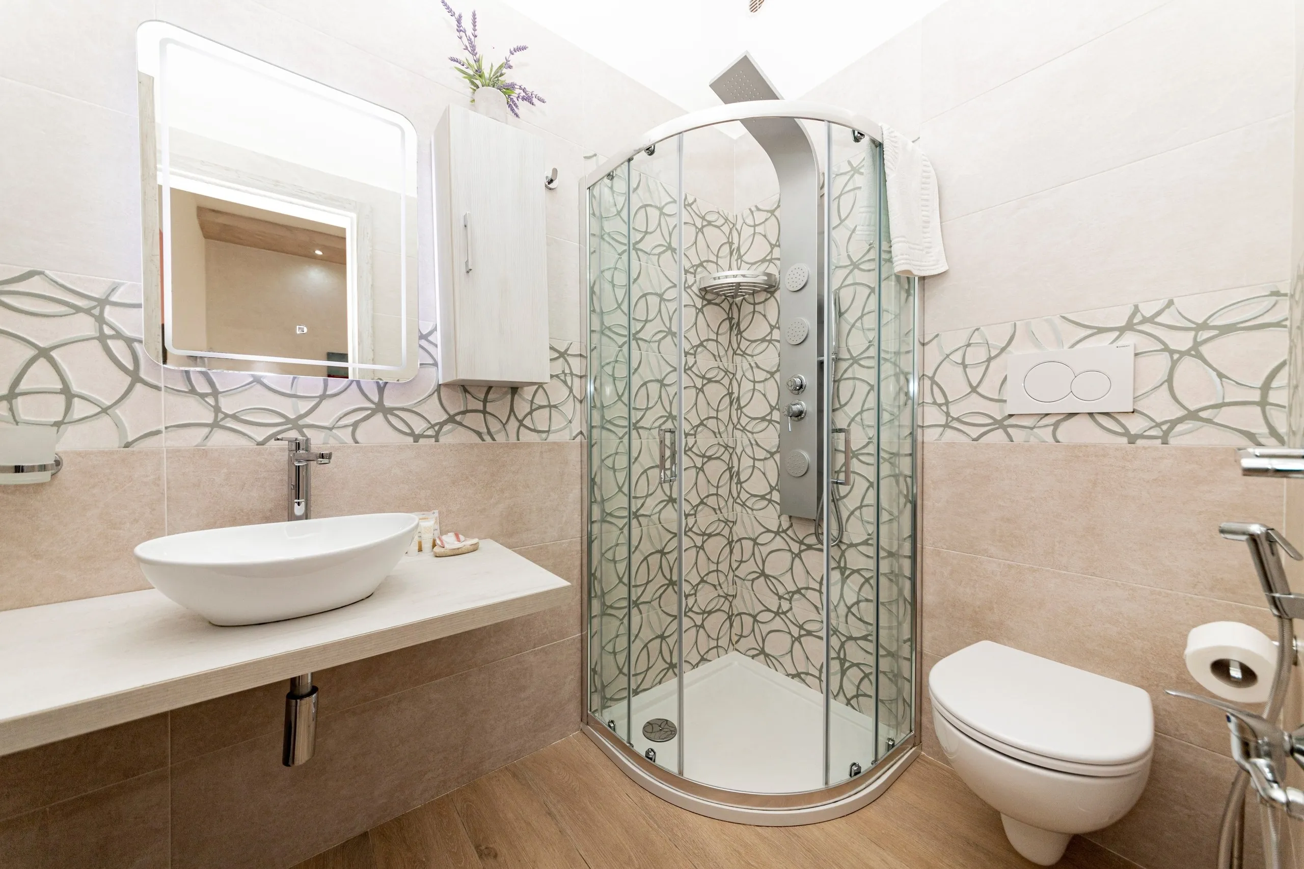 Il bagno della Classic Room, con la doccia idromassaggio ad angolo
