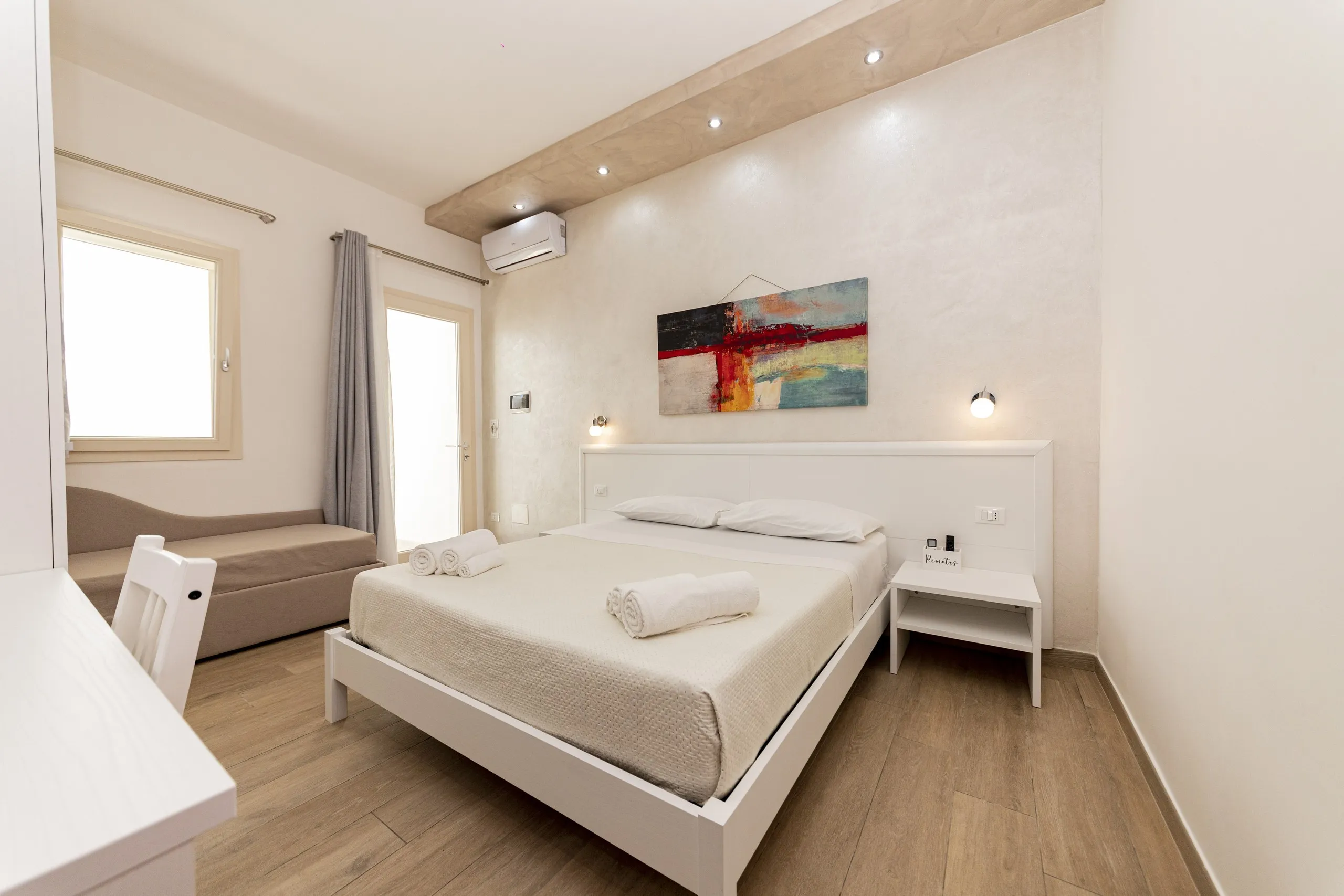 Le lit double de la Classic Room, sous le tableau abstrait