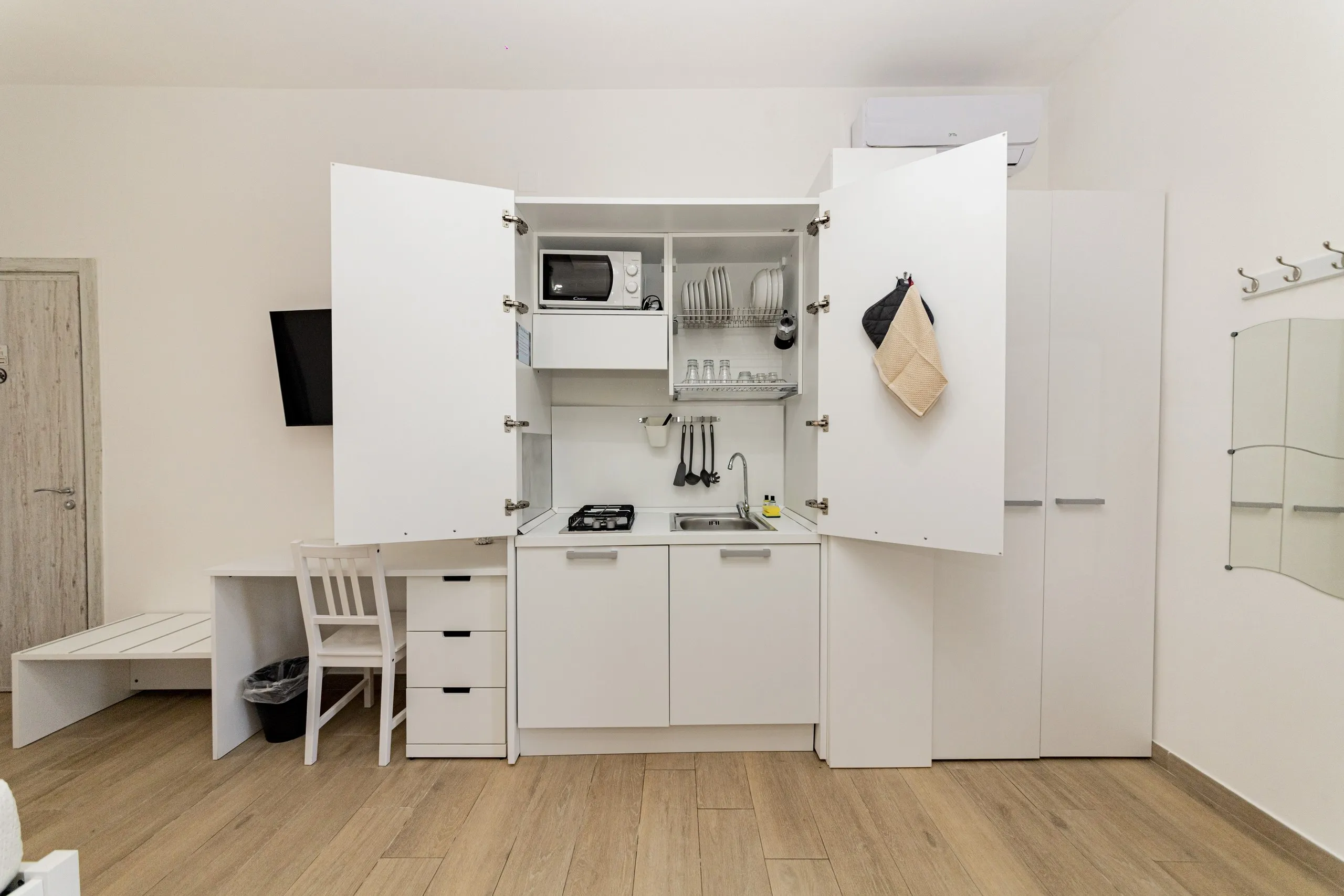 L’angolo cottura della Deluxe Family Room, con microonde e piano cottura
