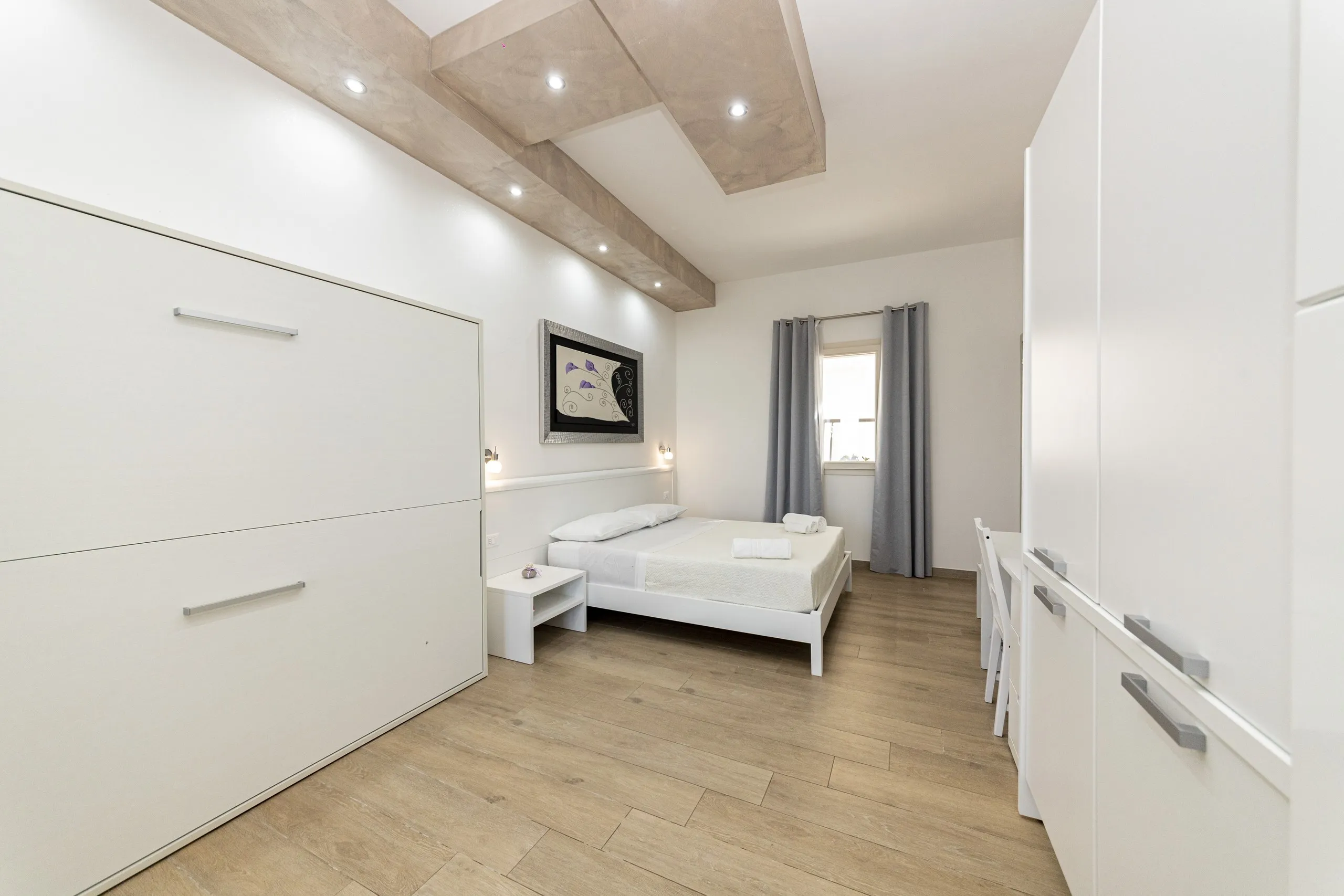 La Deluxe Family Room avec le lit escamotable fermé et le lit simple