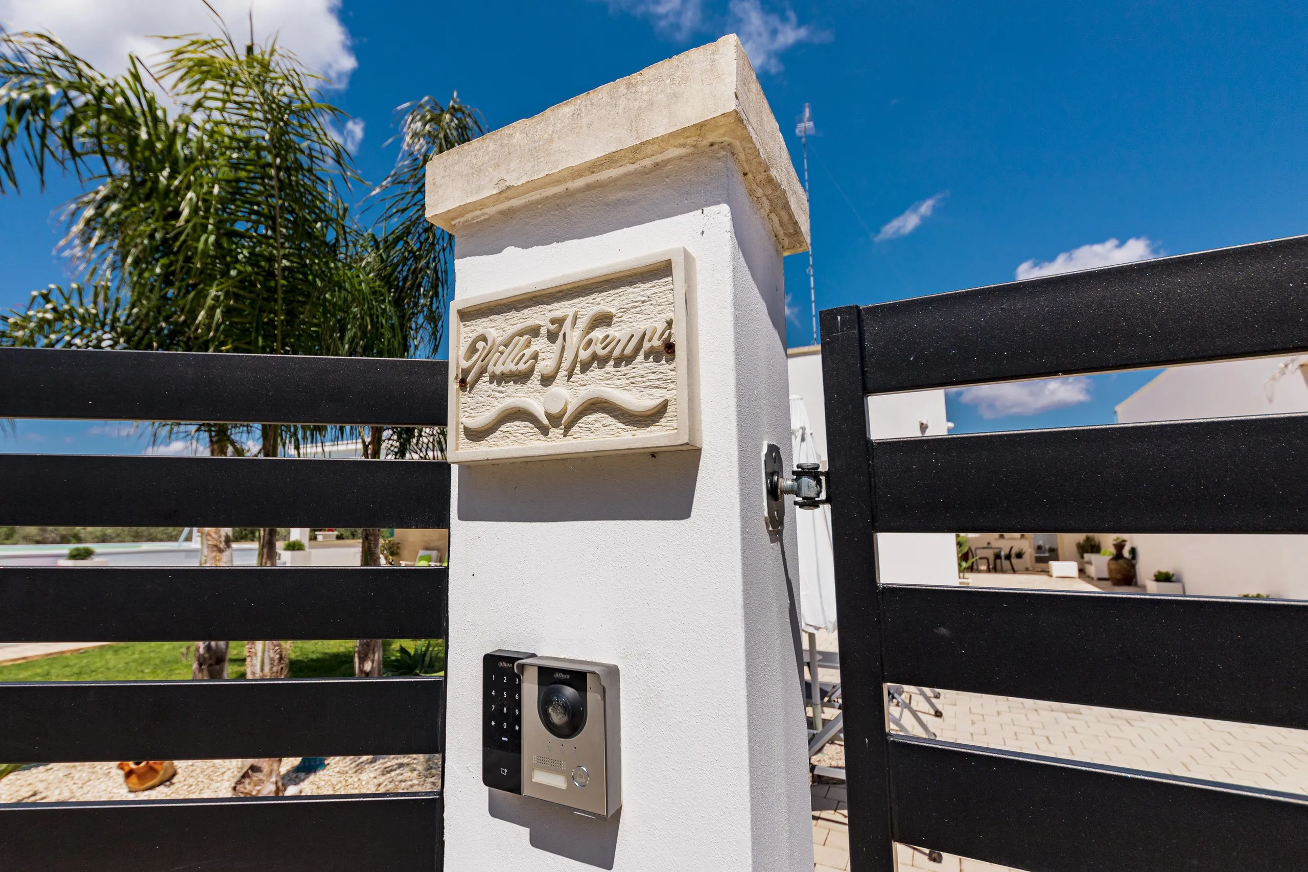 La targa incisa “Villa Noemi” sul pilastro del cancello d’ingresso