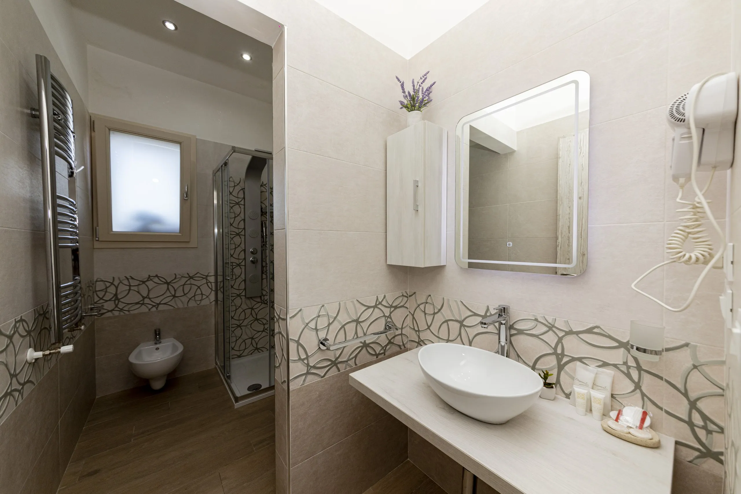 Il bagno della Family Superior Suite, con doccia idromassaggio e lavabo a bacinella