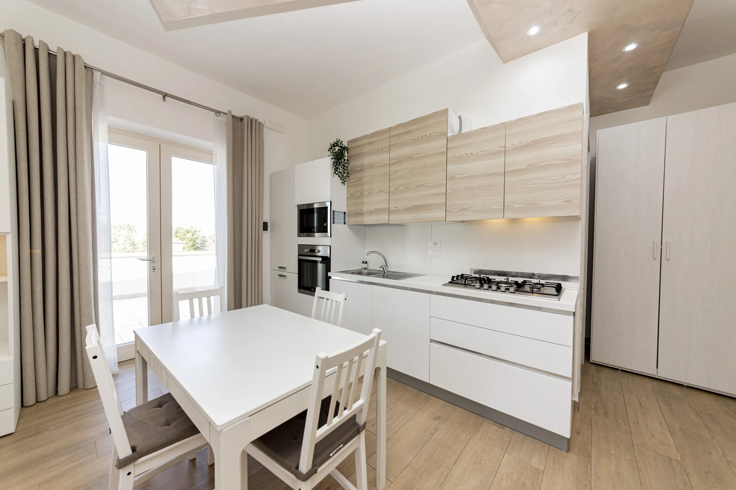 La cucina della Family Superior Suite, con forno, piano cottura e lavastoviglie