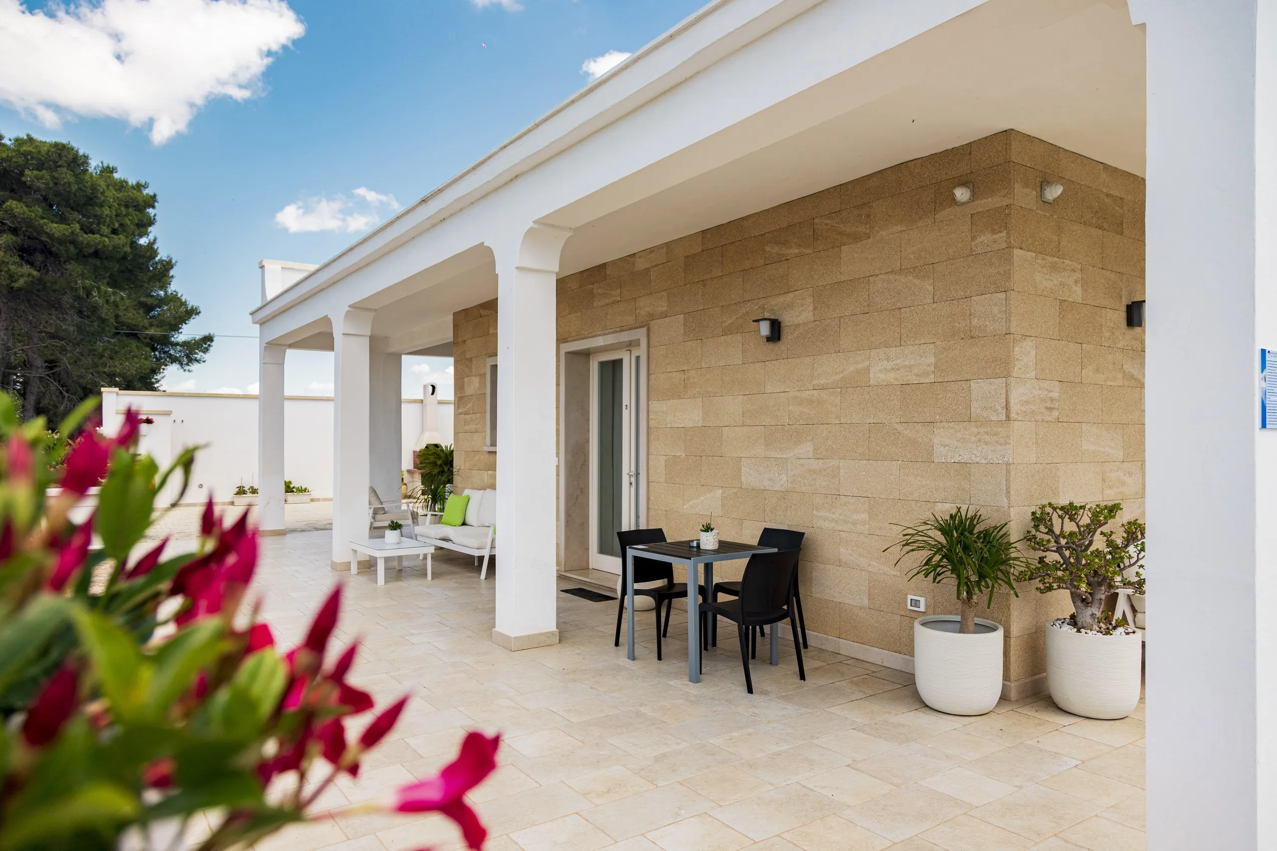 Il patio della Family Superior Suite, con il tavolo e la bouganville in fiore