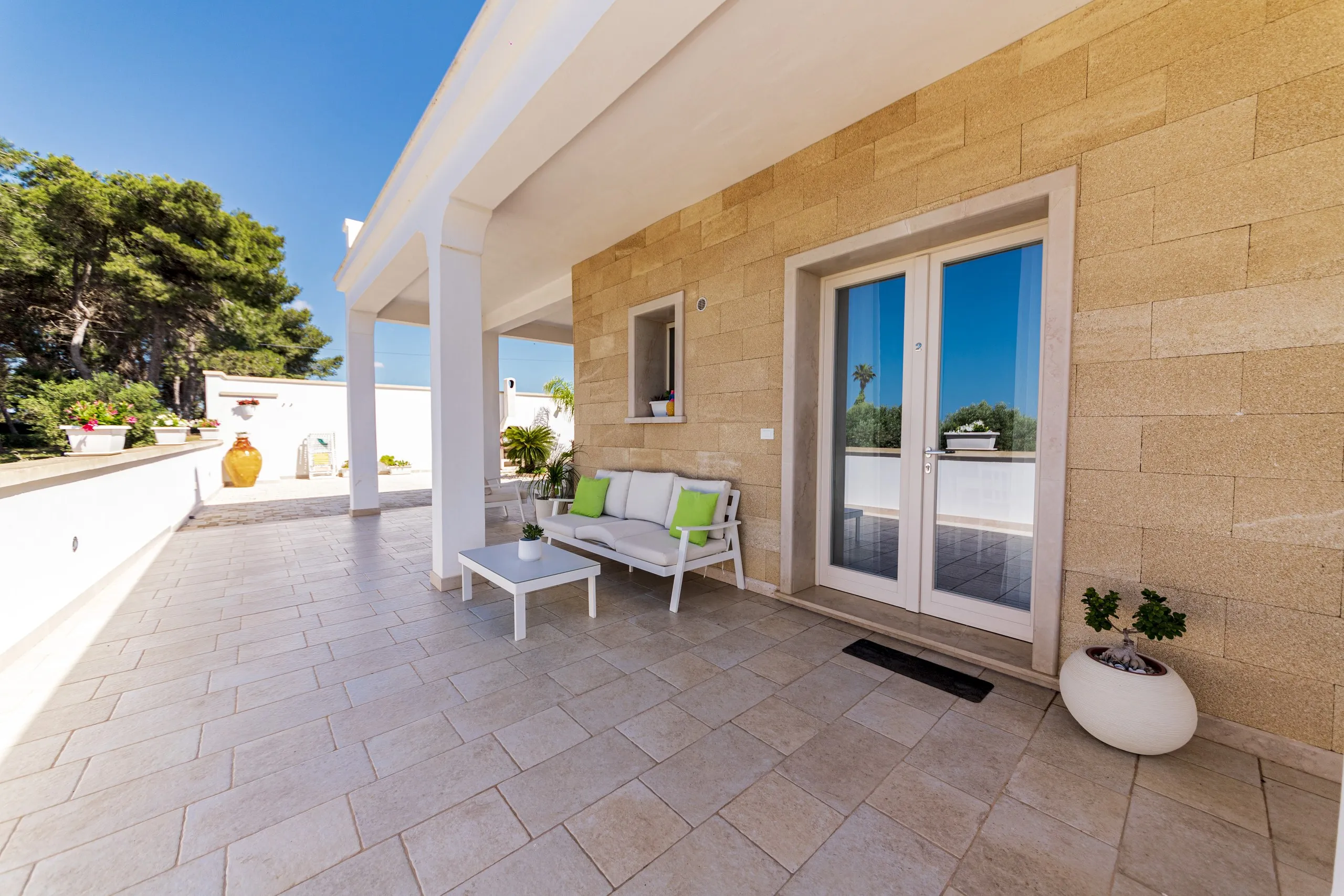 Il patio privato della Family Superior Suite, riparato dal portico