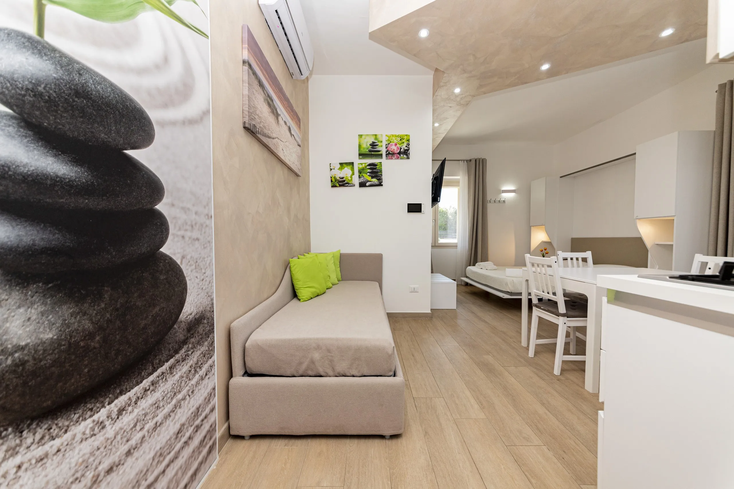 La zona giorno della Family Superior Suite, con il divano e il letto sullo sfondo
