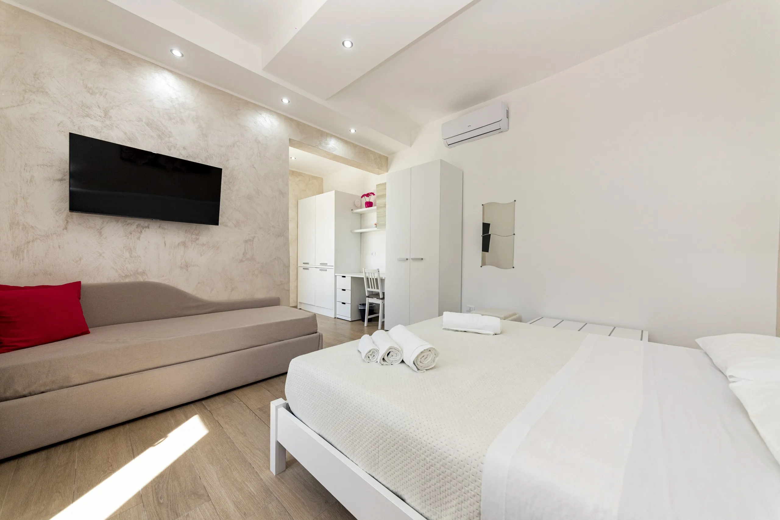 La zona giorno della Garden Suite, con il divano letto e la televisione a parete