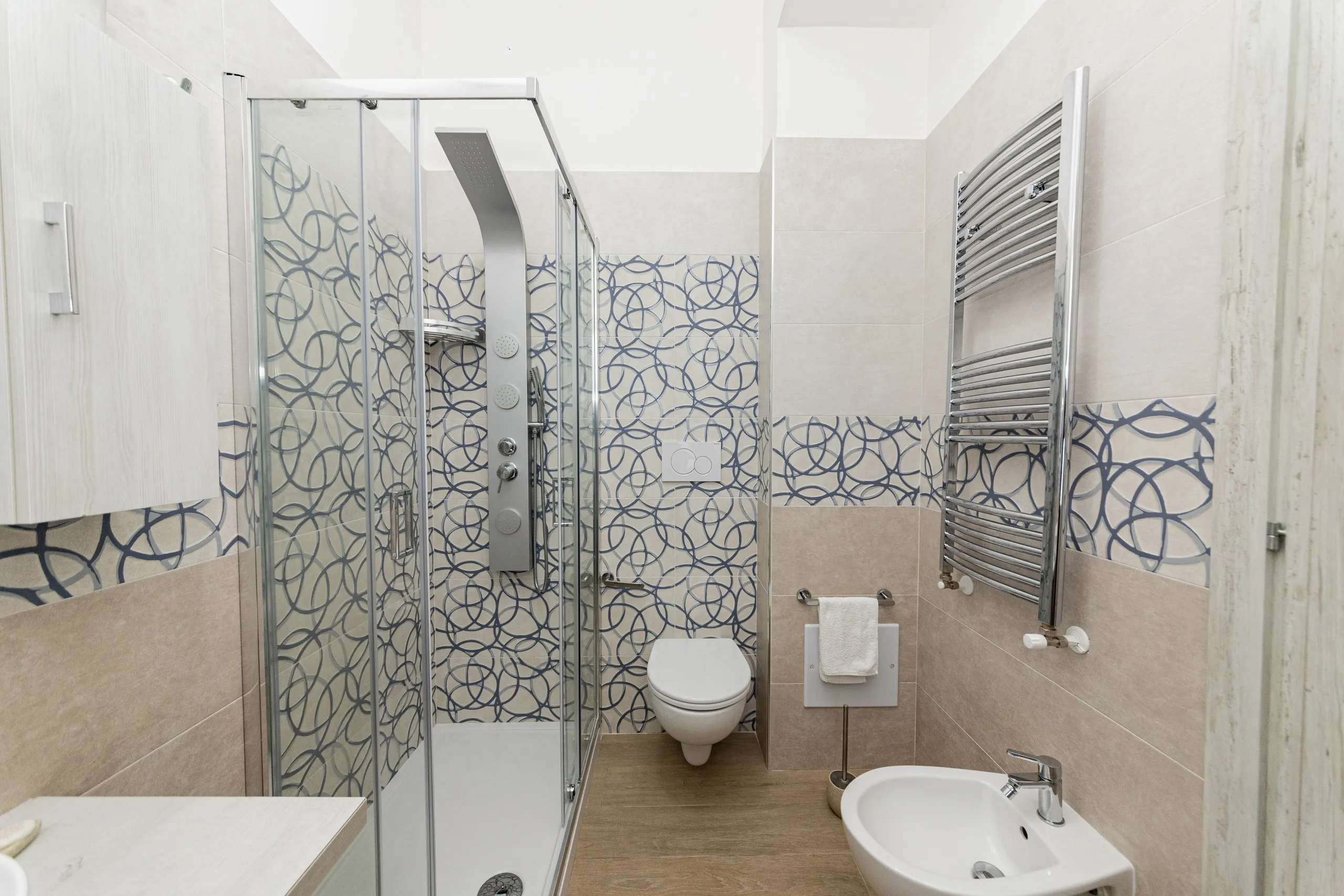 Il bagno della Garden Suite, con doccia idromassaggio, WC e bidet
