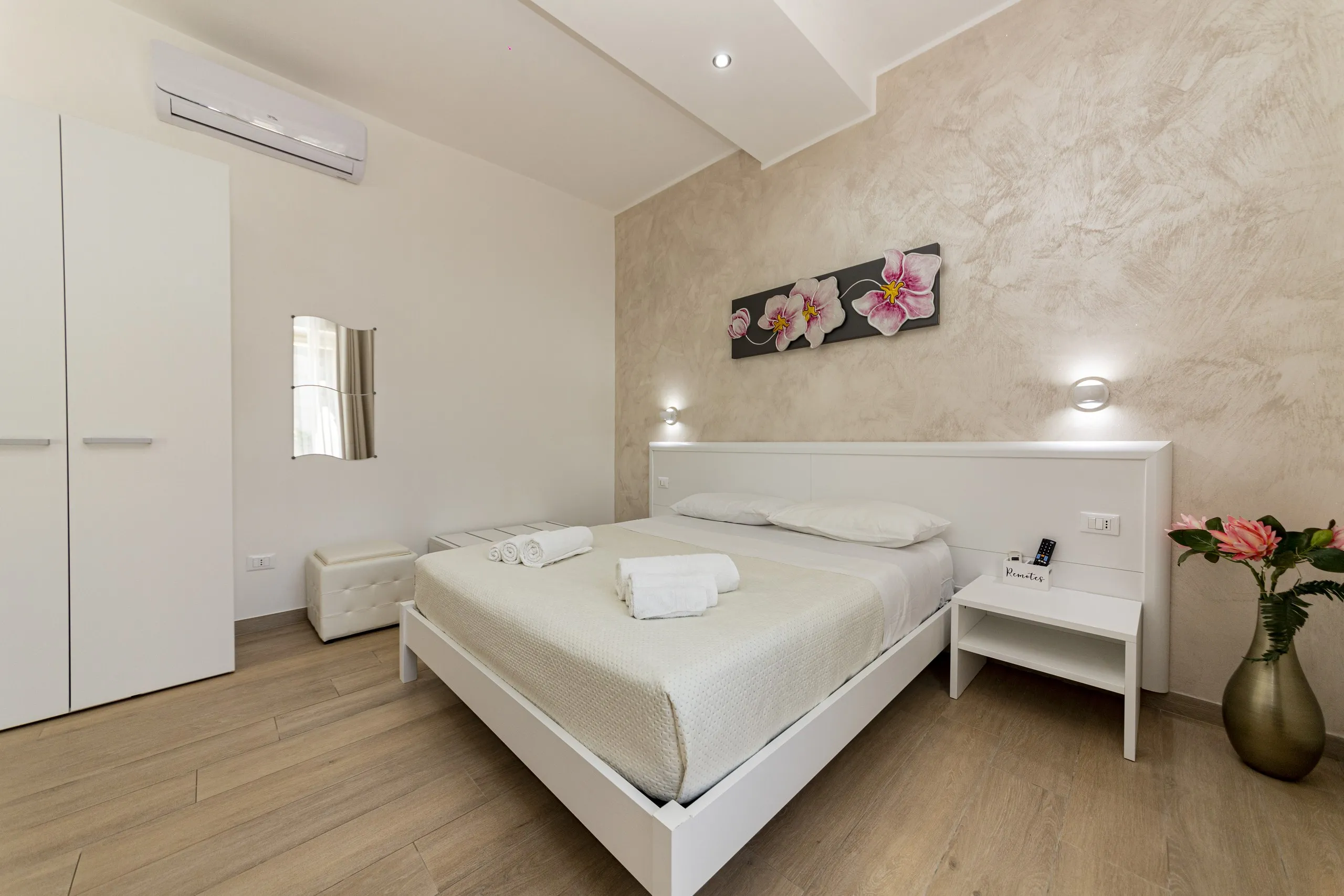 Le lit double de la Garden Suite, sous le tableau floral au-dessus de la tête de lit