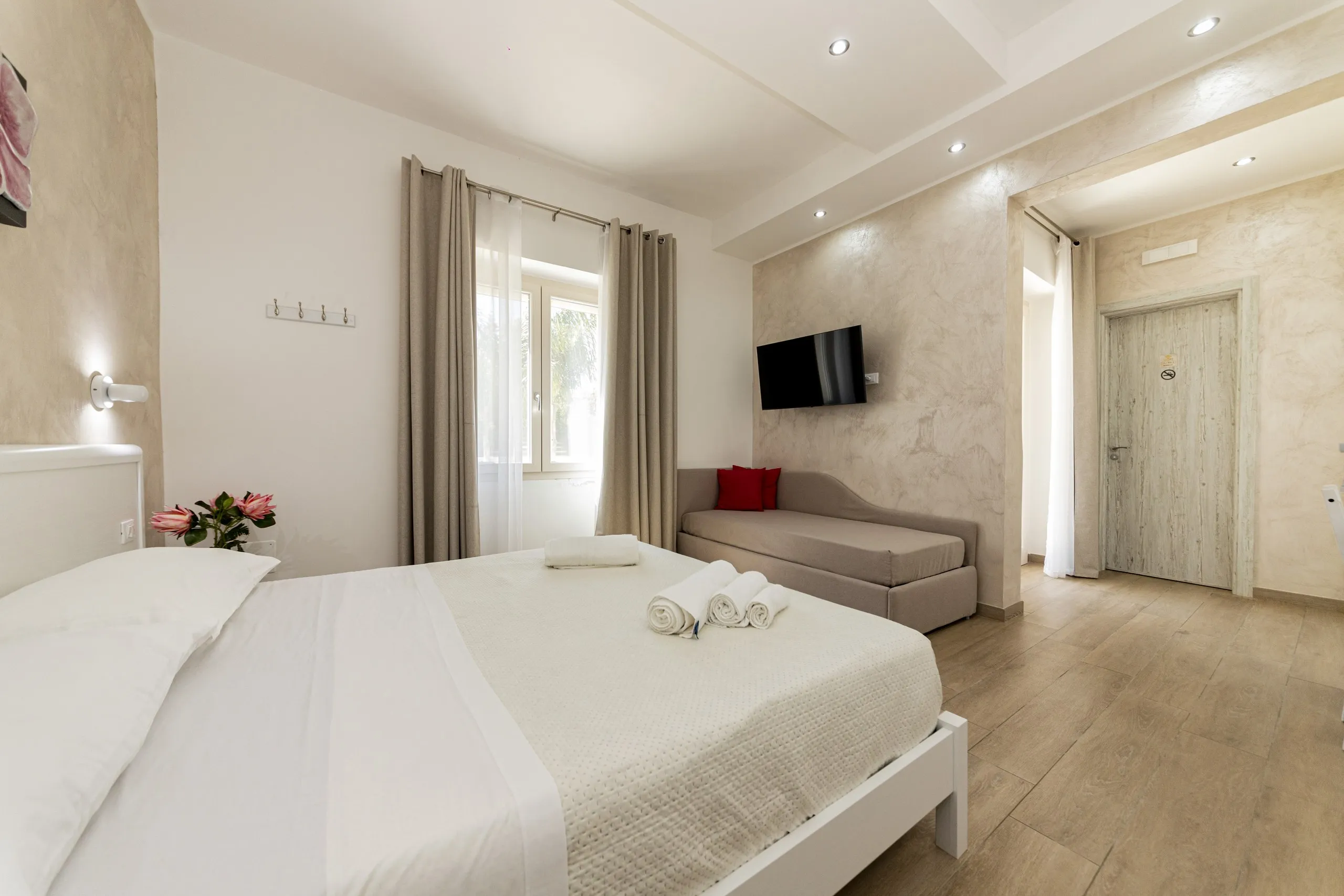 La Garden Suite vista dall’ingresso, con il divano letto e la Smart TV
