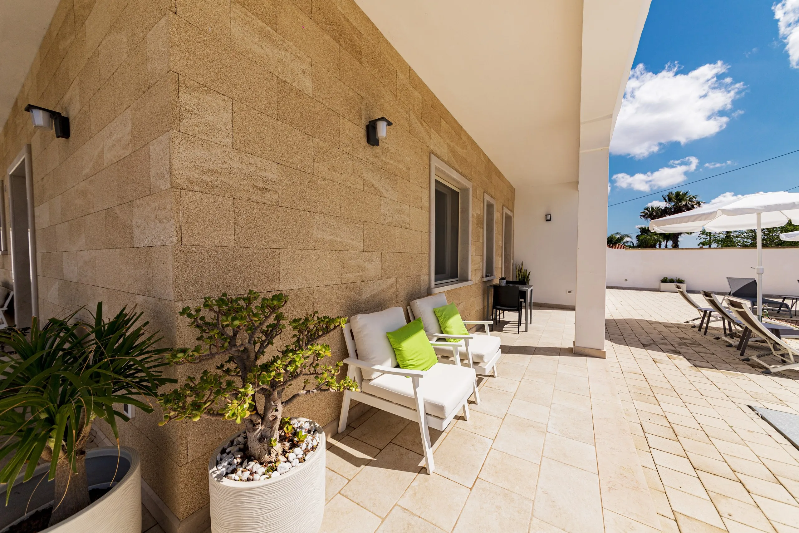 Il patio privato della Garden Suite, con il divanetto e il muro in pietra leccese