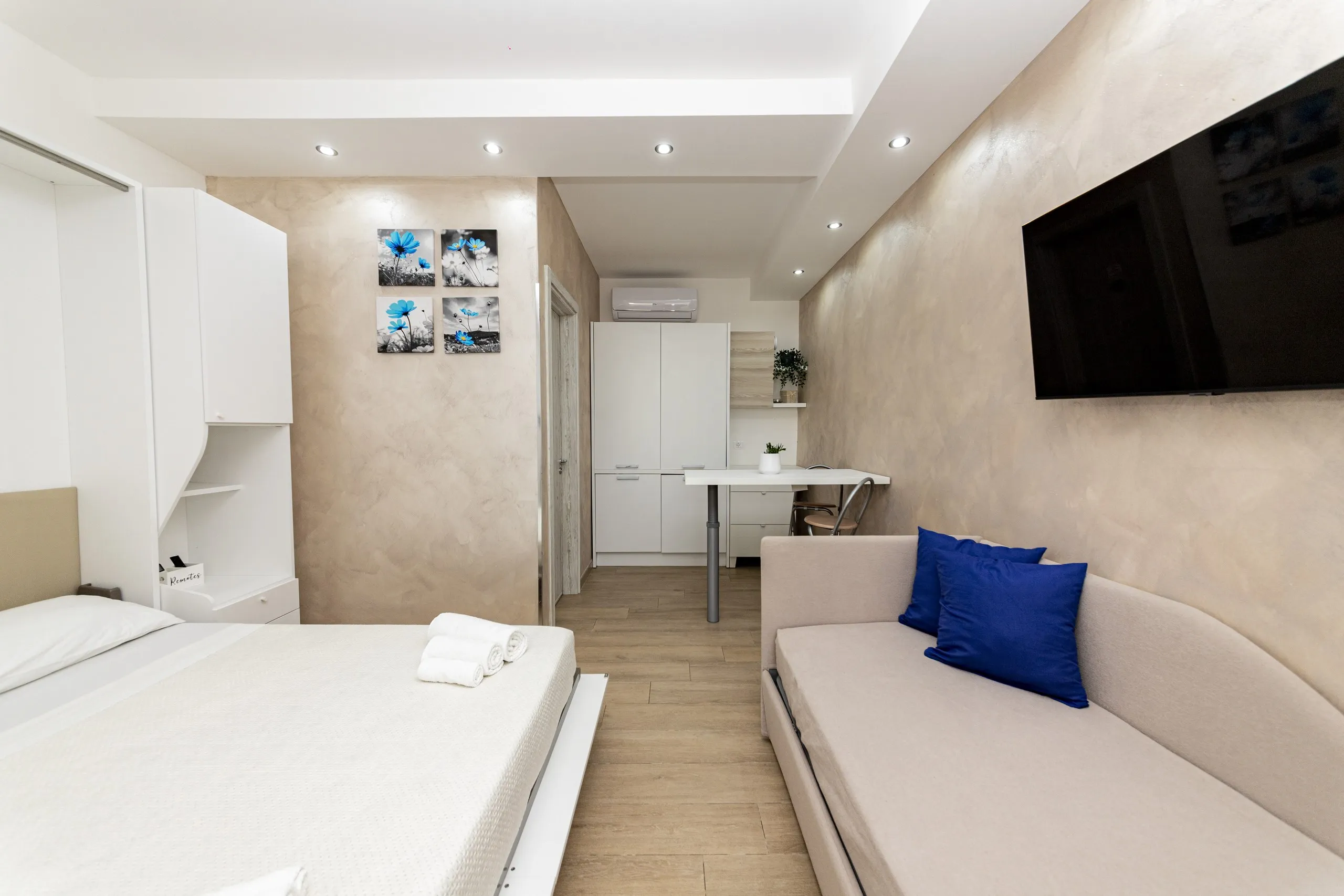 La King Suite avec la Smart TV, le canapé-lit et le lit double
