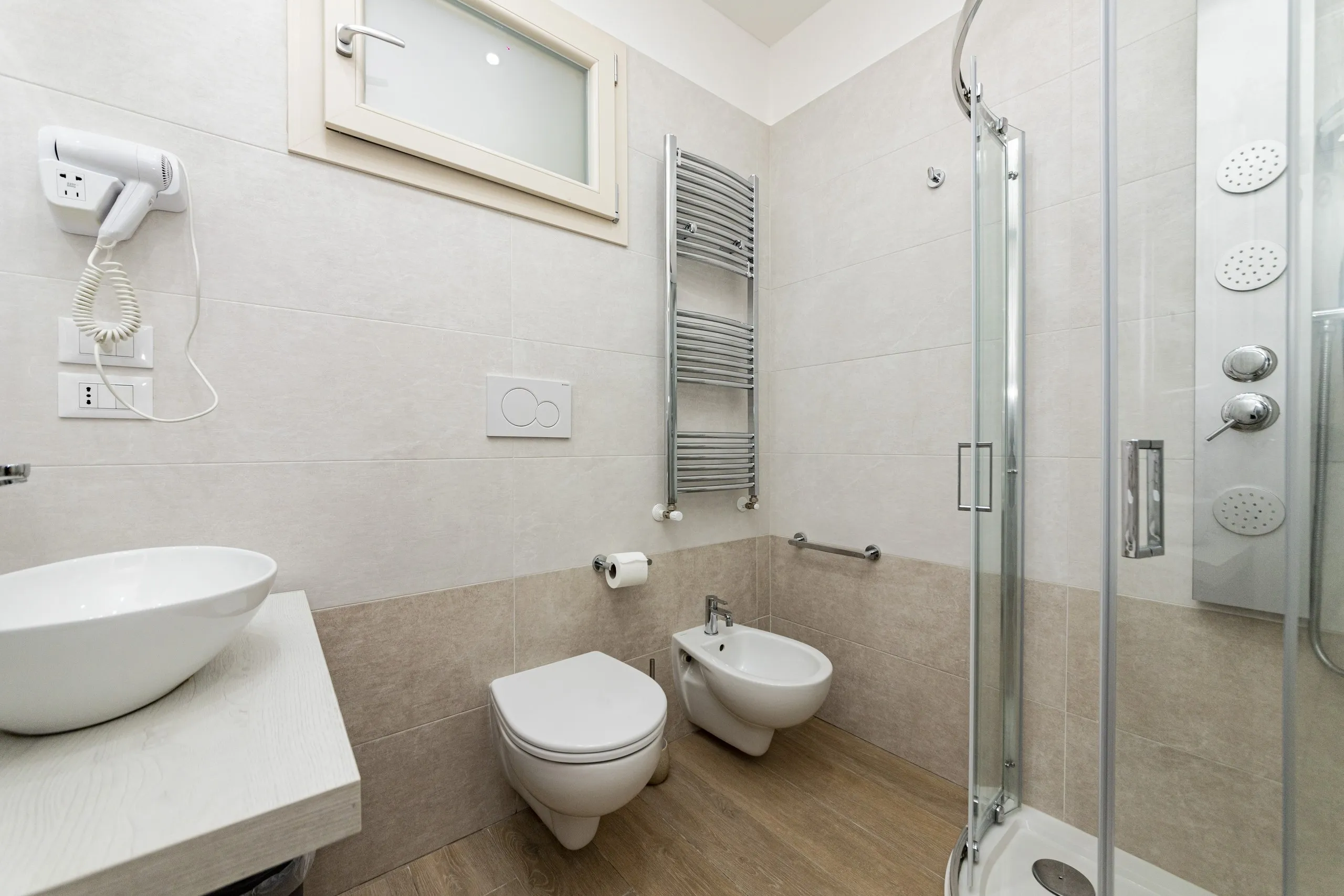 Il bagno della King Suite, con doccia idromassaggio, WC e bidet