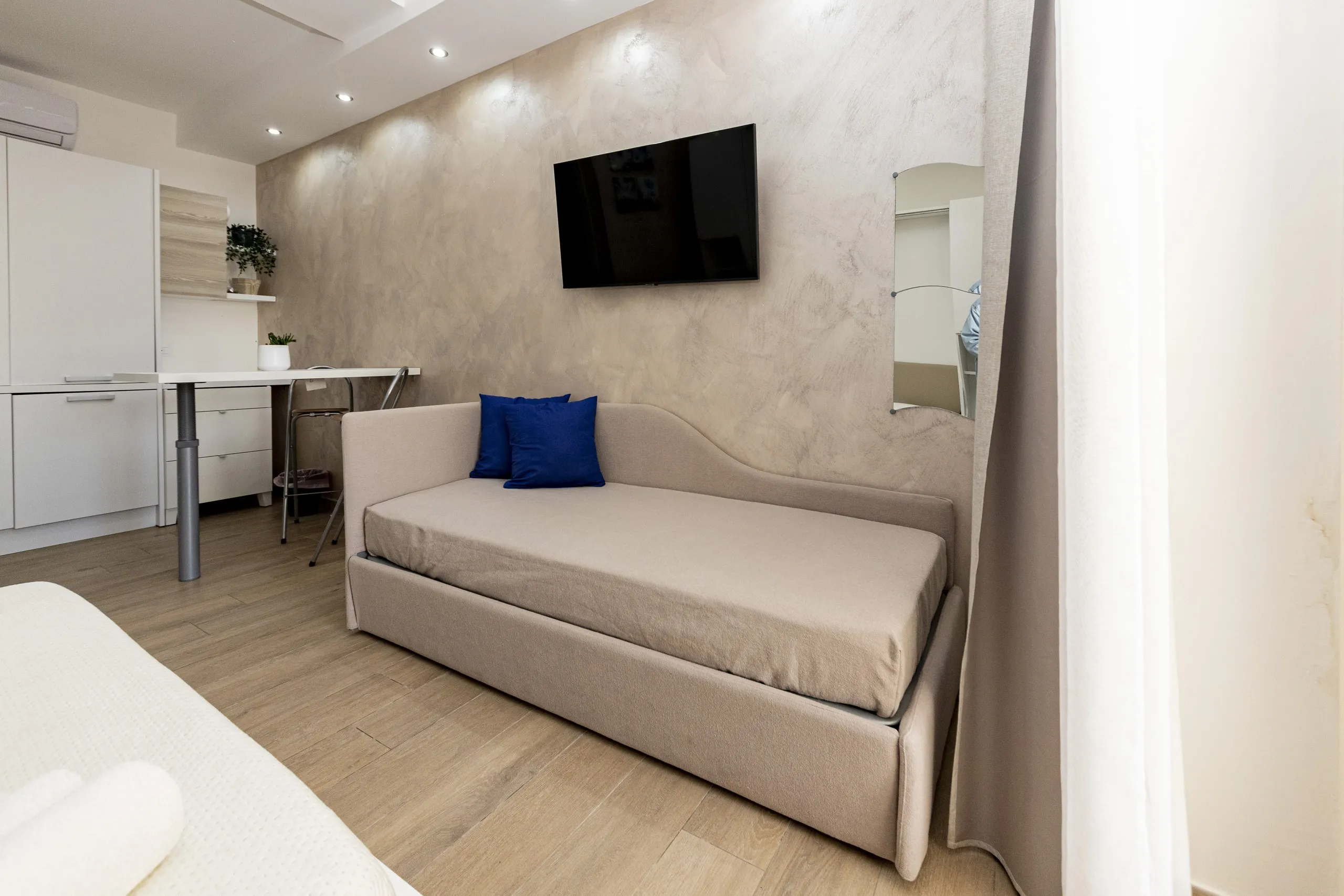 La zona giorno della King Suite, con il divano letto e l’angolo cottura